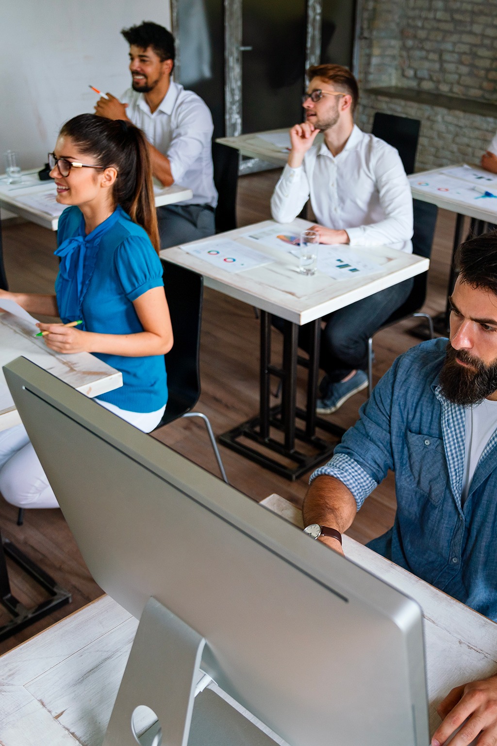 persone ascoltano la lezione