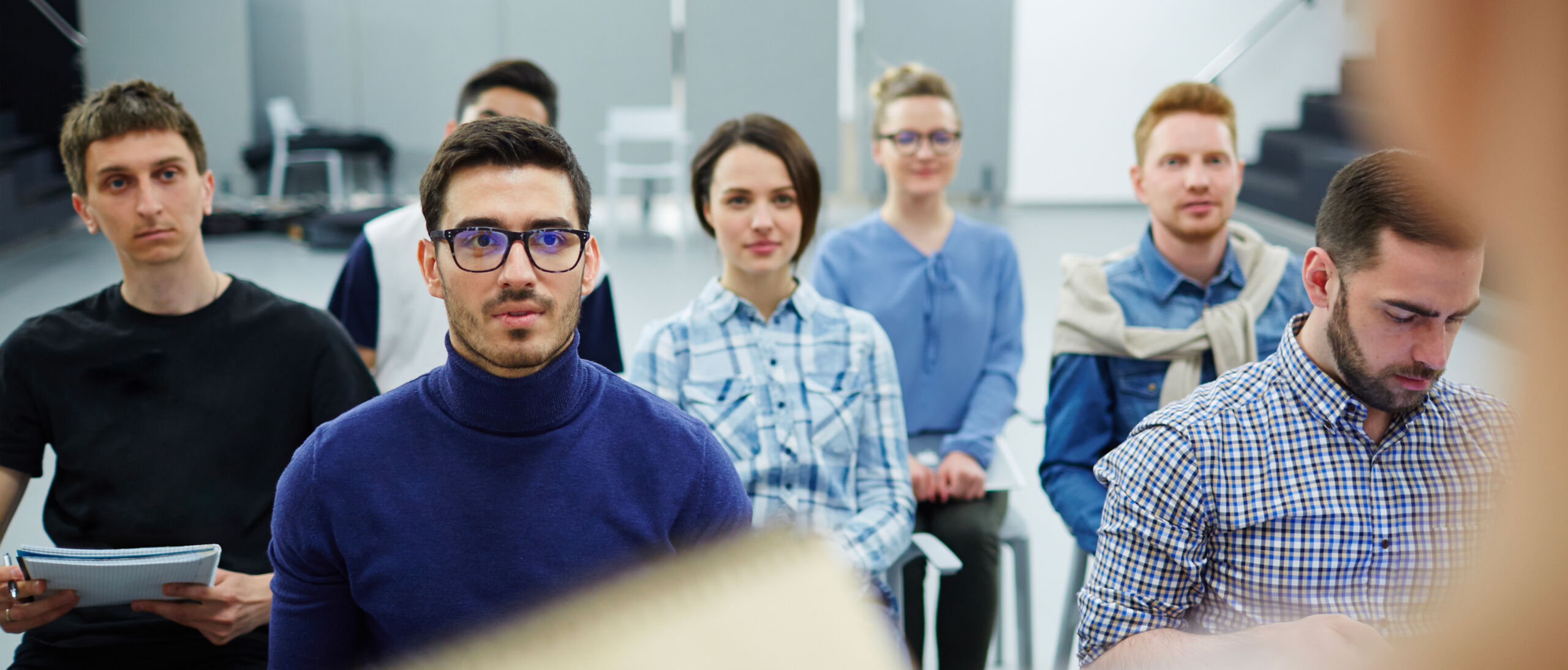 gruppo di persone ascoltano una lezione